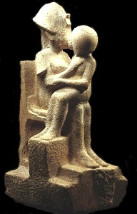 Gruppenstatue des Echnaton und einer Knigin, Kalkstein, Aus Amarna (Atelier des Thutmosis), Neues Reich, 18. Dynastie